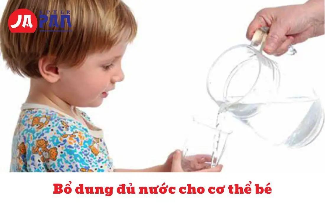 Hướng dẫn cách để trẻ nằm điều hòa không bị ốm 4 Bổ sung đủ nước cho cơ thể bé
