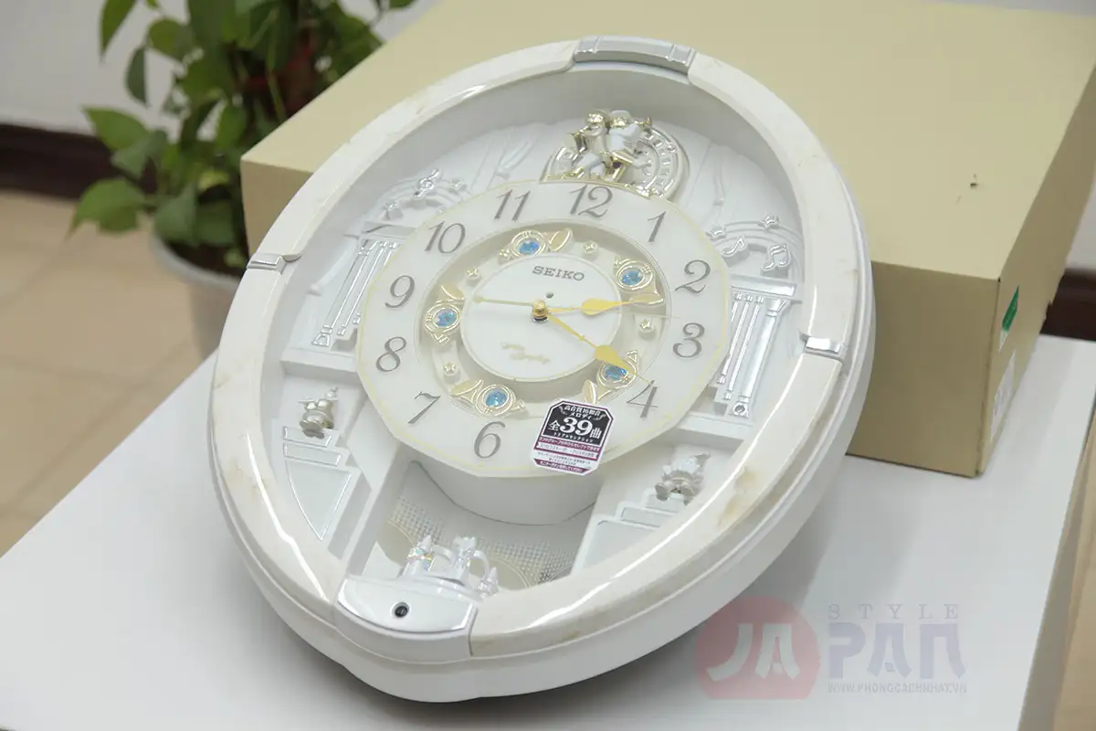 dong-ho-treo-tuong-seiko-re576a-2